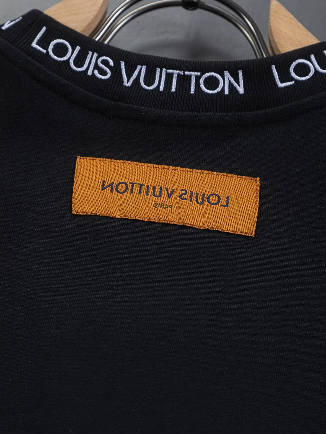 🅿️190 Louis Vuitton 1V LV micro-wide version S-XL LV 26ss new product counters are available at the same time. Multiple craftsmanship, simple letters embroidery on the collar + simple letter logo on the cuffs 🪡 embroidery, round neck short-sleeved T-shirt, same style for men and women! Consigned to one-to-one creation. Synchronized with the official website, pure cotton fabrics at the counter! It is close to the skin and comfortable, durable and easy to wear. It has a classic and simple logo design and meticulous original craftsmanship. Short-sleeves, a must-have item for men, do not appear to be the same for the general public, but must be unique and eye-catching. This LV short-sleeve is all about quality, comfort, the same shape and fashion as always, including fabrics and cutting techniques. All of them have been made with great effort! 320 grams of washed pure cotton fabric, pure cotton is breathable, very refreshing and comfortable for daily wear. The rib knitting on the neckline is smooth and tight, and the neckline will not be skewed if you toss it at will. The loose version, you will find that it looks really good on the upper body. The overall is minimalist and neat, super versatile for daily use! Pair it casually with a pair of pants for a youthful look. A T-shirt will make your outfit crazy. It is a fashionable item that can never go wrong! Color: Black White Size: S-XL Size chart: S: Shoulder width 50-Bust 56-Length 70 M: Shoulder width 52-Bust 57-Length 72 L: Shoulder width 54-Bust 59-Length 74 XL: Shoulder width 56-Bust 62-Length 76